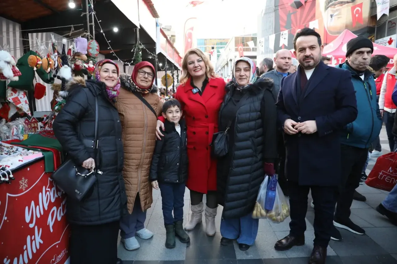 İzmit Belediye Meydanı Yılbaşı Coşkusuyla Şenlendi