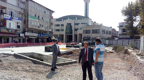 ADAPAZARI UNKAPANI MEYDANI İNŞAATI BİTMİYOR