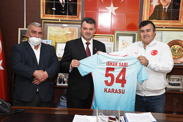 “İhsaniye Mahallesinden, Başkan İshak Sarı’ya Milli Takım Forması”