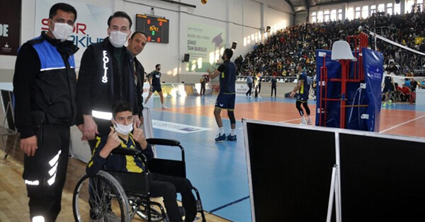 FENERBAHÇELİ ÖZEL TARAFTAR UMUT CANa POLİSLERDEN BİR İYİLİK