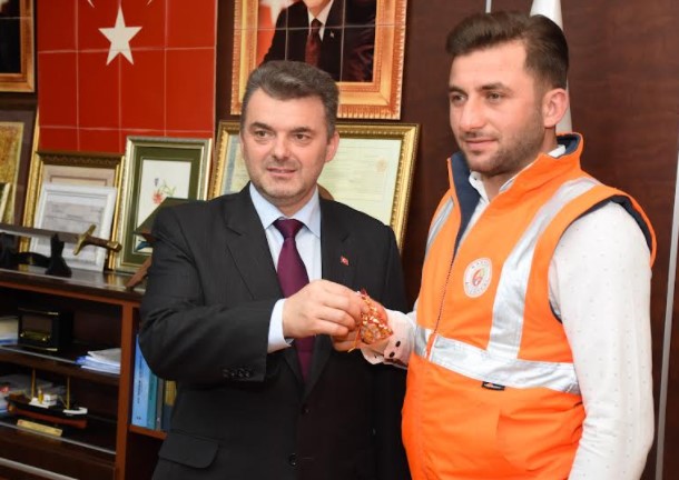 “Başkan İshak Sarı’dan, O Personele Hediye Altın”