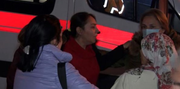 Oğlunu alev alev yanan evde sandı, karşısında görünce gözyaşlarını tutamadı