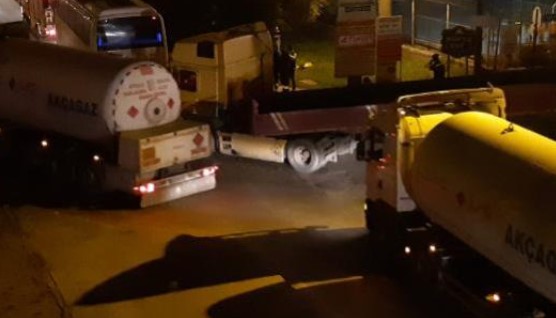 Feci kazada ön camdan fırlayan kadın eşinin kullandığı TIR'ın altında kalarak yaralandı