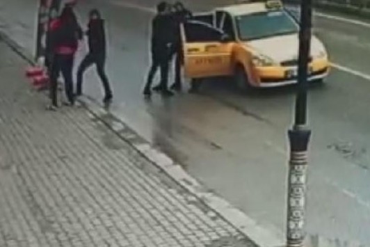 Taksi ile polisten kaçan 2 şüphelinin yakalanma anı kamerada