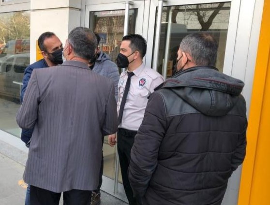 Sahte polislere ikinci kez kandı.Gerçek polisler dolandırıldığını anlatana kadar akla karayı seçti