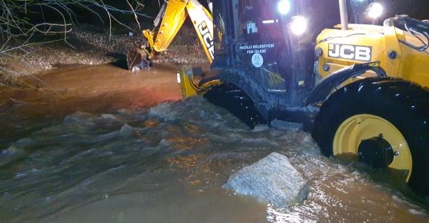 Sel sularının ortasında kalan biri bebek dört kişinin yaşam savaşı