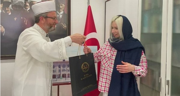 Ezan Sesinden Etkilendi Müslüman Oldu