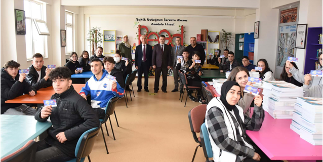 “Başkan İshak Sarı, Öğrencilere Hediye Kitap Çeki Dağıttı”