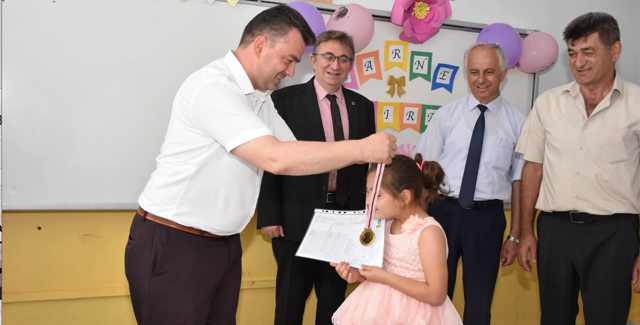 “Kaymakam Helvacı ve Belediye Başkanı Sarı, Karne Dağıttı”