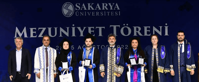 Sanat Tasarım ve Mimarlık Fakültesi ile Fen- Edebiyat Fakültesinin Mezuniyet Coşkusu