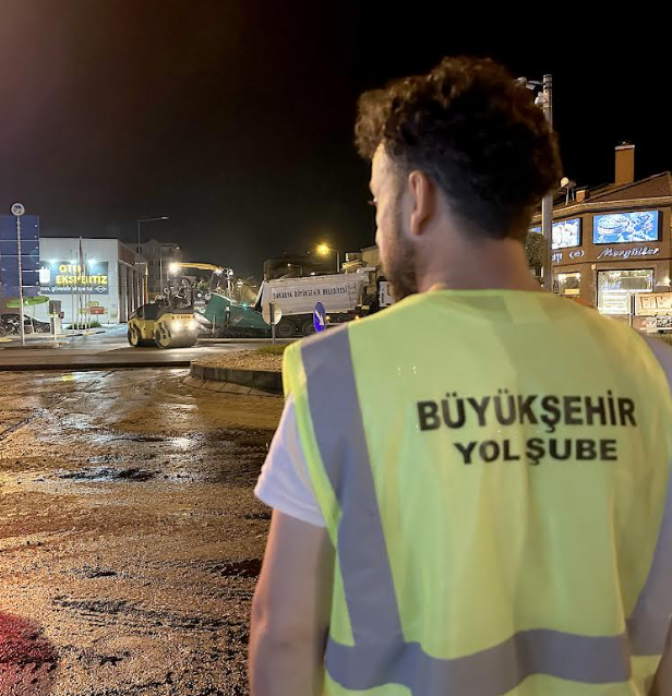 Büyükşehir şehrin merkezinde gece mesaisinde: Adnan Menderes ve Yeni Bosna artık yeni yüzüyle