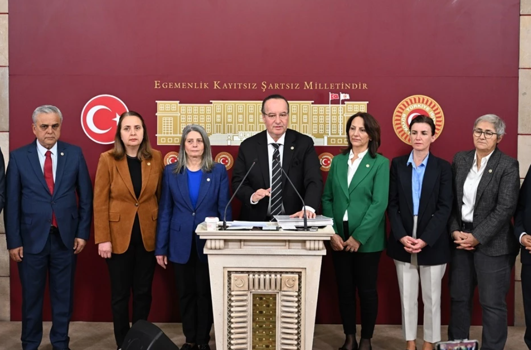 CHP Milletvekili Cevdet Akay, iddialarına göre, Mersin'deki bir kamu bankasının tarımsal kredi verirken hukuka aykırı davrandığını öne sürdü.